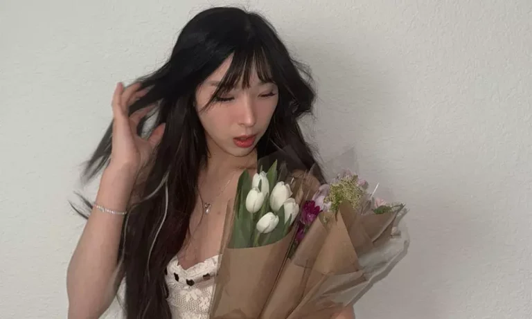 เปิดวาร์ป Elle Lee