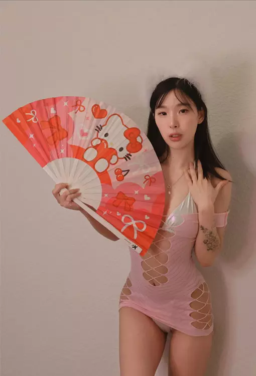 เปิดวาร์ป Elle Lee