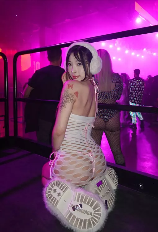 เปิดวาร์ป Elle Lee